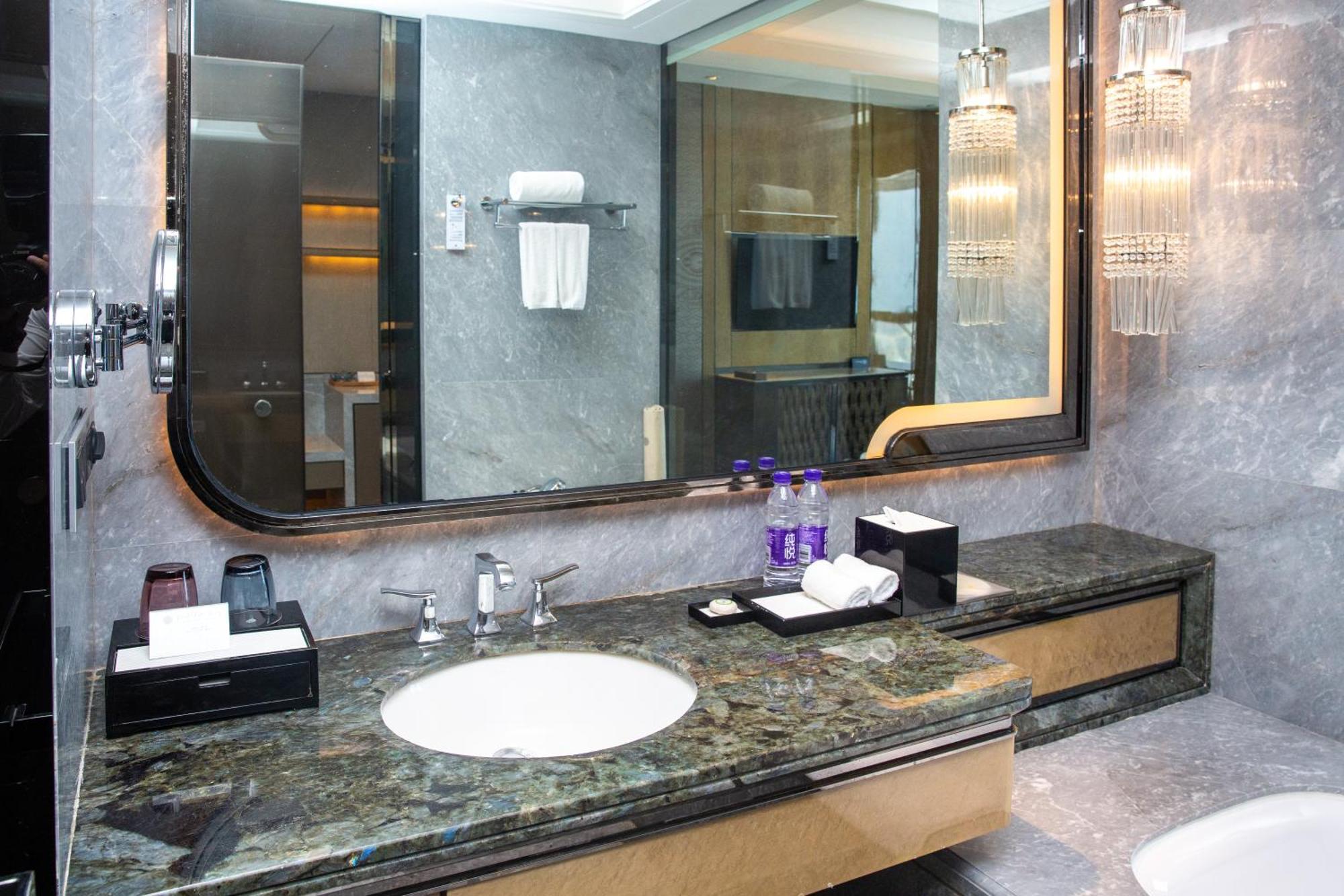 Готель Pullman Yantai Center Екстер'єр фото